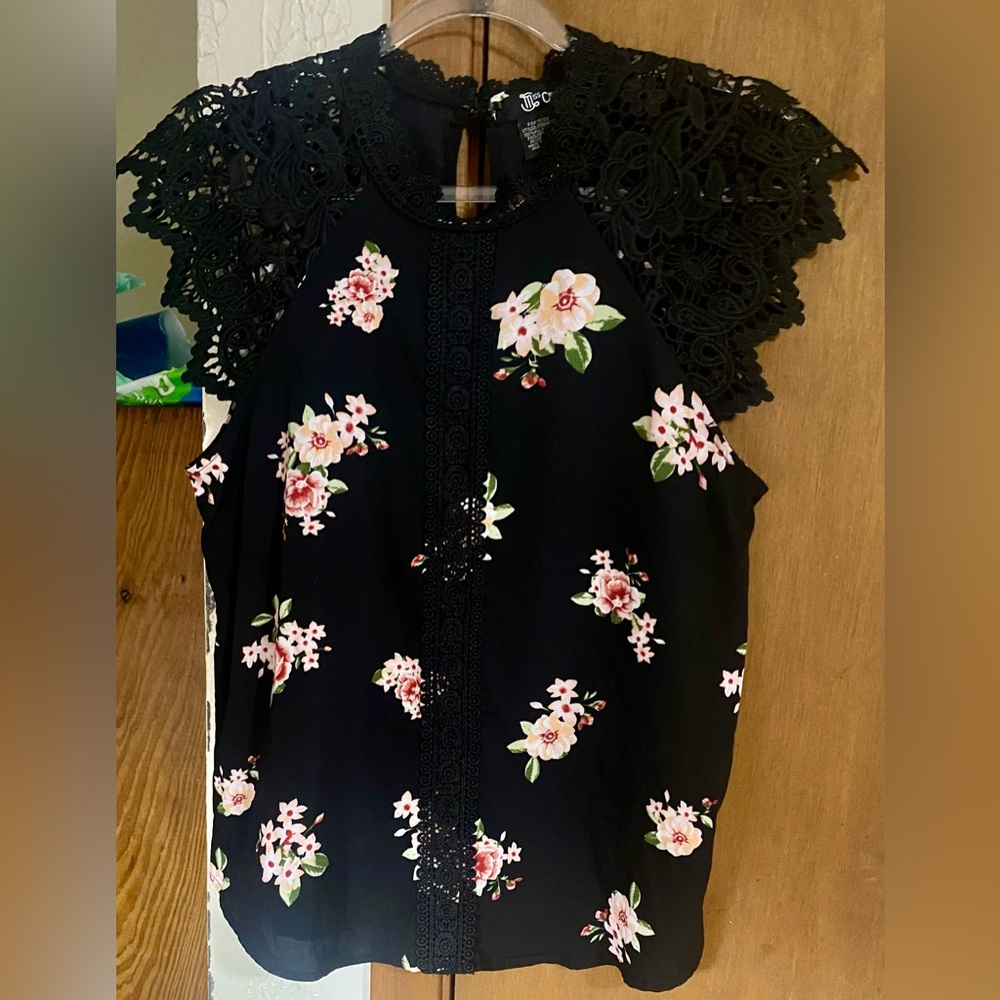 😊Miss Chievous 18”PTP Sz: M Sleeveless Shell w/Lace Keyhole Closure